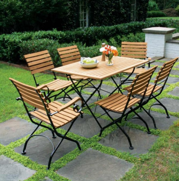 Area makan di luar ruangan dengan meja dan kursi lipat